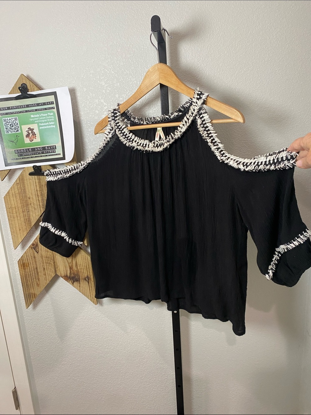 True Destiny Black Cold-Shoulder Top with White Fringe Trim sz L Rayon